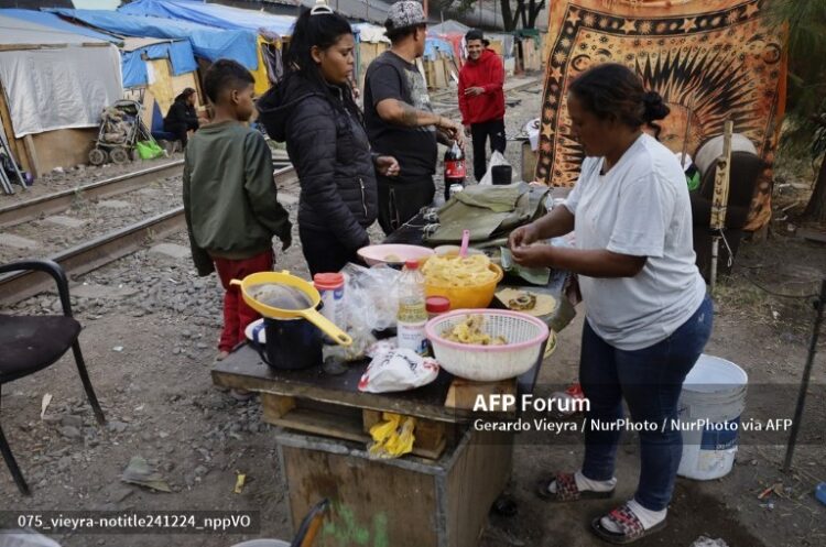 Migrantes esperan en México para definir su futuro
