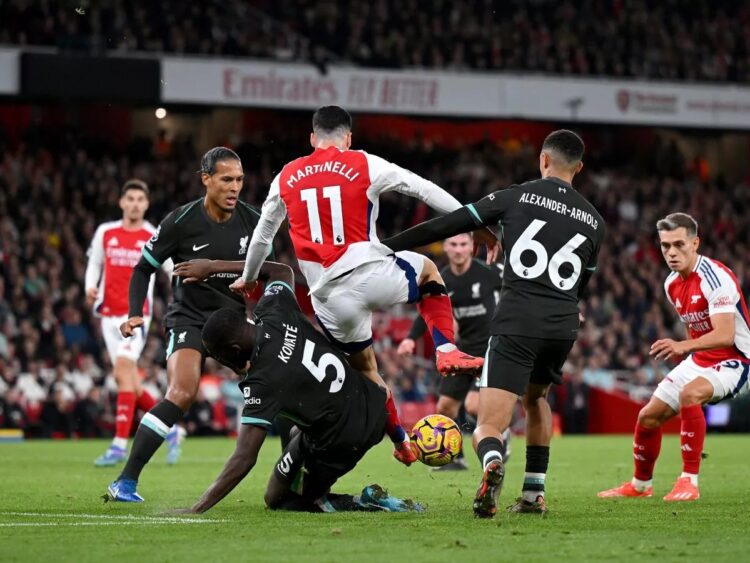Liverpool araña empate ante Arsenal pero cede el liderato al City