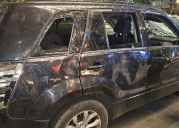 Así quedó el vehículo del abogado Nelson Cox, luego de ser atacado por miembros de la Resistencia Juvenil Cochala.