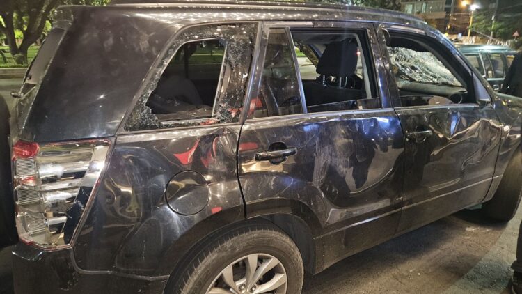 Así quedó el vehículo del abogado Nelson Cox, luego de ser atacado por miembros de la Resistencia Juvenil Cochala.