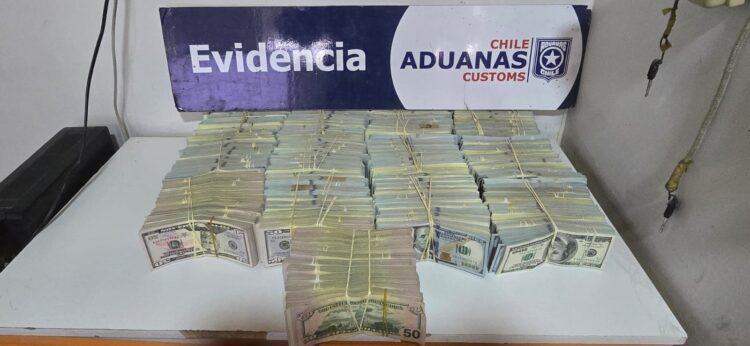 Aduana chilena se incauta de más de un millón de dólares en un bus boliviano.