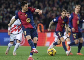 El Barcelona arrebata el liderato al Real Madrid tras ganar al Rayo (1-0)
