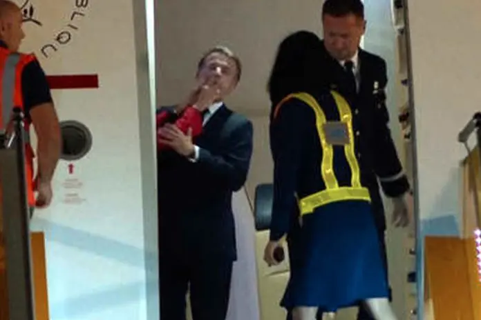 En un video se observa cuando Macron recibe un cachetazo/RRSS