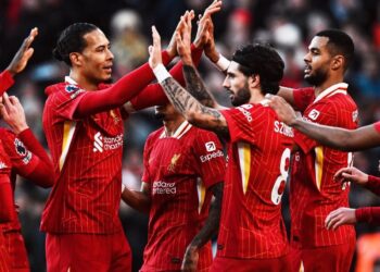 Liverpool y Arsenal no fallan en carrera por el título, Nottingham se frena