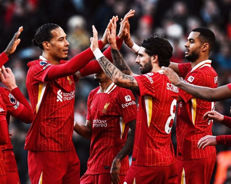 Liverpool y Arsenal no fallan en carrera por el título, Nottingham se frena