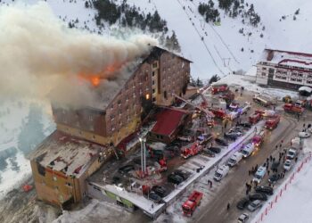 Sube a 76 el balance de muertos por incendio de hotel en una estación de esquí en Turquía