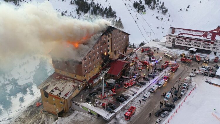 Sube a 76 el balance de muertos por incendio de hotel en una estación de esquí en Turquía
