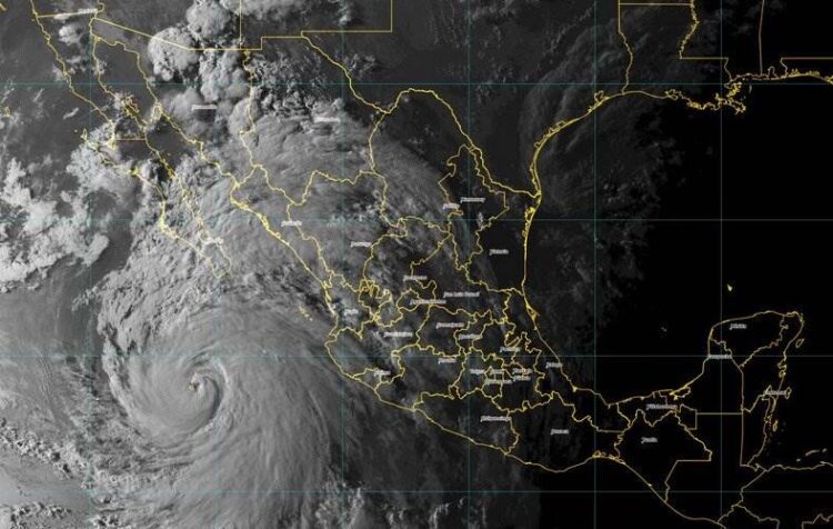 El huracán Jhon tocará tierra mañana