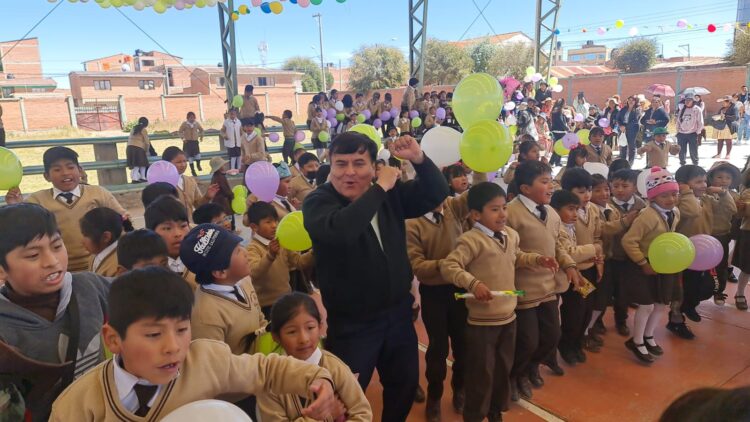 El fiscal departamental de Ouro, Aldo Morales, agasajó a los niños en su día.