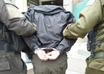 Cuatro policías fueron aprehendidos por estar vinculados con un recluso.