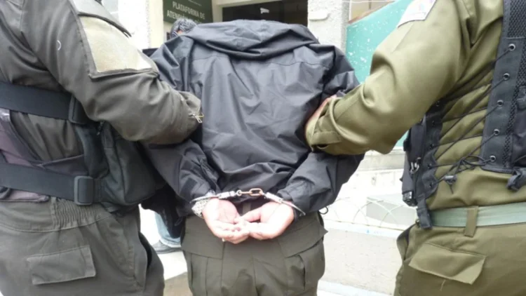 Cuatro policías fueron aprehendidos por estar vinculados con un recluso.