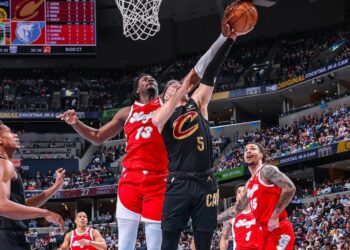 Cavaliers alcanzan récord de 16 victorias seguidas y Murray fulmina a Lakers