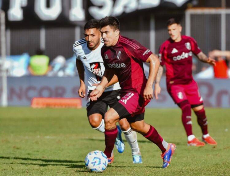 River se enreda y no puede con el modesto Riestra en el torneo Apertura argentino