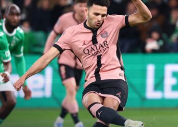 PSG golea 6-1 en Saint-Etienne y acaricia el título de Ligue 1
