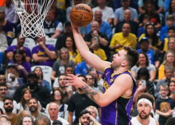 Dončić se luce con 45 puntos en un emotivo regreso a Dallas