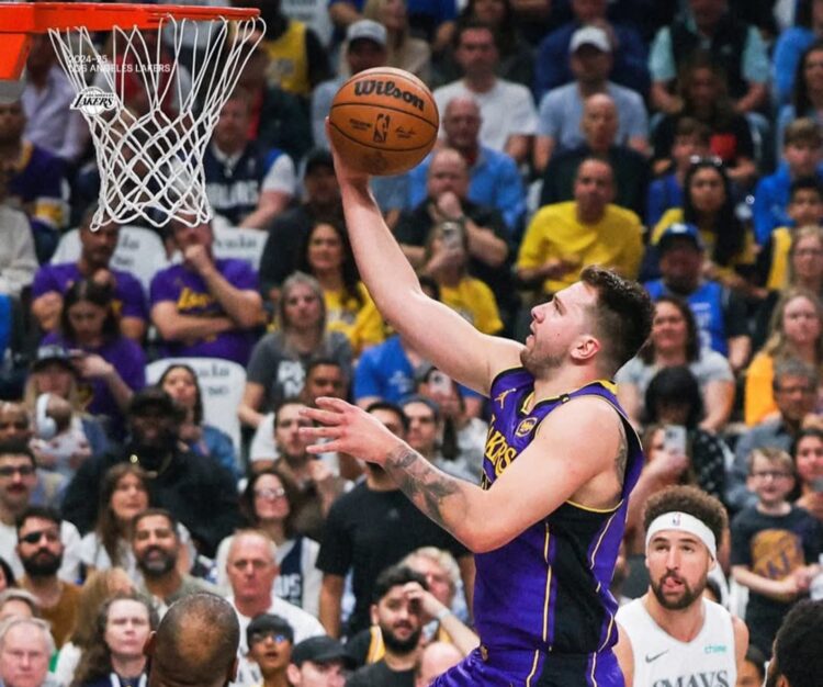 Dončić se luce con 45 puntos en un emotivo regreso a Dallas