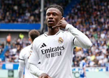 Real Madrid aguanta el pulso al Barça pese a la roja de Mbappé