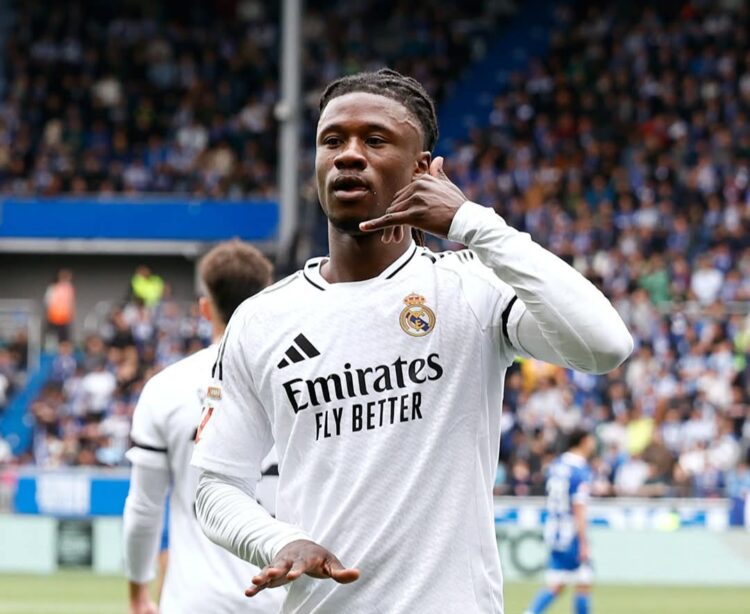 Real Madrid aguanta el pulso al Barça pese a la roja de Mbappé
