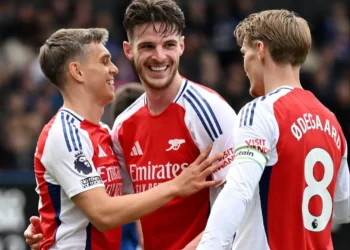 Arsenal golea 4-0 en Ipswich y aplaza el título del Liverpool