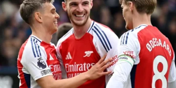 Arsenal golea 4-0 en Ipswich y aplaza el título del Liverpool
