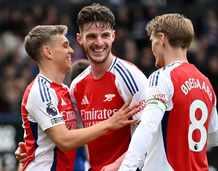 Arsenal golea 4-0 en Ipswich y aplaza el título del Liverpool