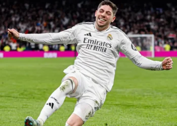 Un gol ‘in extremis’ de Valverde mantiene al Real Madrid con vida en Liga