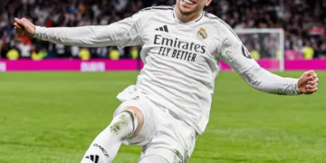 Un gol ‘in extremis’ de Valverde mantiene al Real Madrid con vida en Liga