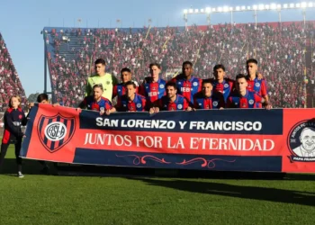 San Lorenzo homenajea al papa Francisco, su hincha «eterno», pero sufre agónica derrota