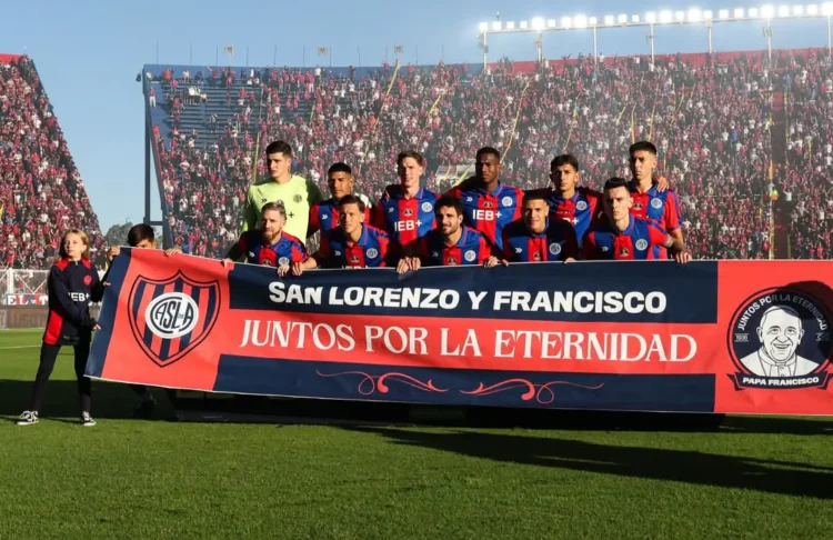 San Lorenzo homenajea al papa Francisco, su hincha «eterno», pero sufre agónica derrota