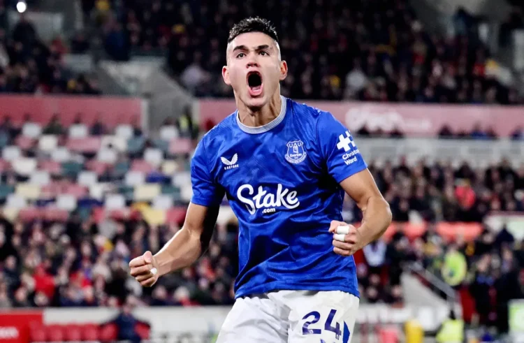 Everton ejerce opción de compra y ficha a argentino Charly Alcaraz