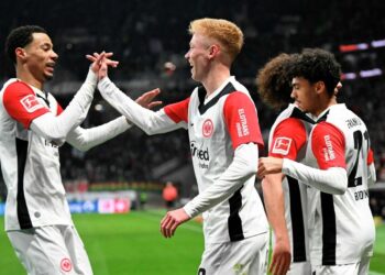 Eintracht cumple ante Kiel y refuerza su tercer puesto en Bundesliga