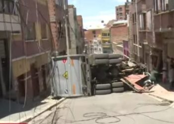 Un carro recolector de basura se deslizó por una calle y chocó contra dos casas. El hecho ocurrió en la zona Alto Tejar de La Paz.