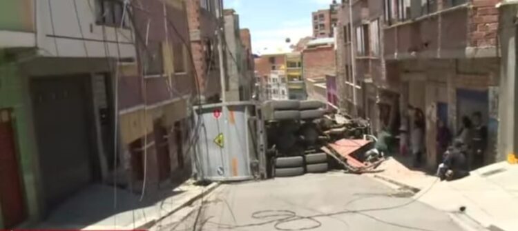 Un carro recolector de basura se deslizó por una calle y chocó contra dos casas. El hecho ocurrió en la zona Alto Tejar de La Paz.