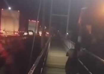 Un menor de edad fue rescatado por una mujer.