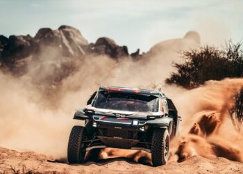 Al-Rajhi gana en autos la etapa maratón del Dakar, Sainz pierde hora y media