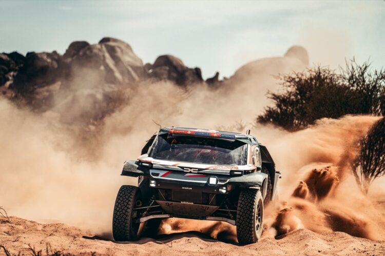 Al-Rajhi gana en autos la etapa maratón del Dakar, Sainz pierde hora y media