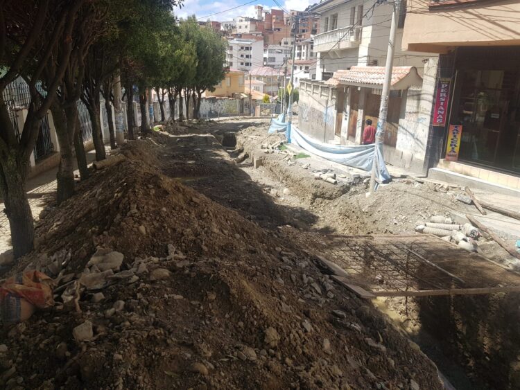 La obra en la calle Abdón Saavedra está inconclusa.