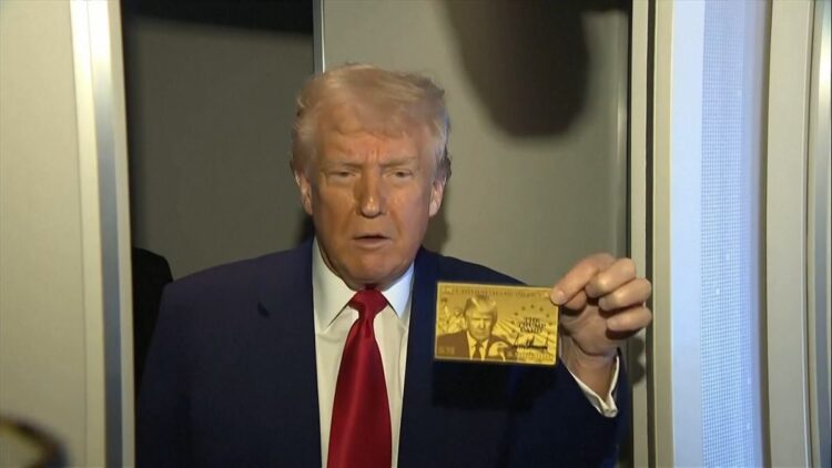 Trump muestra la 'Tarjeta Trump''