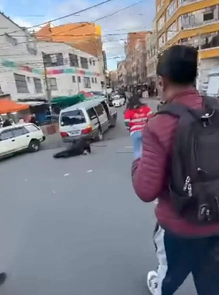 Un funcionario del Concejo de La Paz fue arrollado por un minibús mientras se realizaba un operativo. FOTO: RRSS