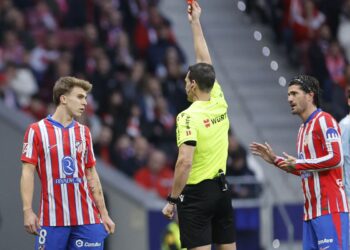 Real Madrid y Atlético empatan condicionados por las rojas a Bellingham y Barrios