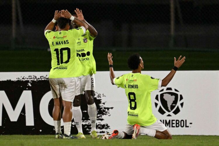 Monagas vence 2-0 a un deslucido Defensor y avanza a la segunda fase de Libertadores