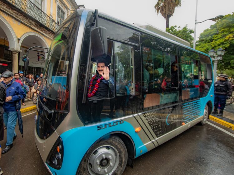 El primer bus eléctrico de Bolivia fue presentado este martes en Cochabamba.