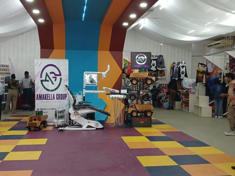 La empresa Amakella Group llevó sillas odontológicas y juguetes a la Expocruz.