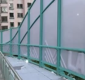 Obreros municipales refuerzan la seguridad en los Puentes de la Unión del Bicentenario e instalan cámaras de vigilancia, luego de denuncias de destrozos.