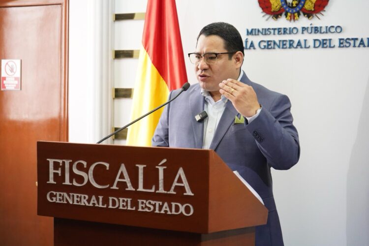 El fiscal general del Estado, Roger Mariaca, en conferencia de prensa.