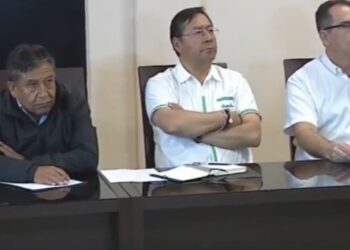 Arce, su gabinete y el gobernador de Santa Cruz, Mario Aguilera, en la reunión de coordinación para la lucha contra los incendios forestales.