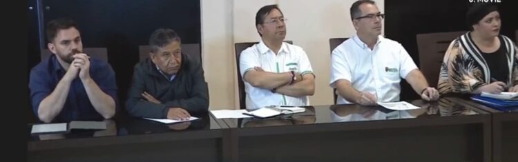 Arce, su gabinete y el gobernador de Santa Cruz, Mario Aguilera, en la reunión de coordinación para la lucha contra los incendios forestales.