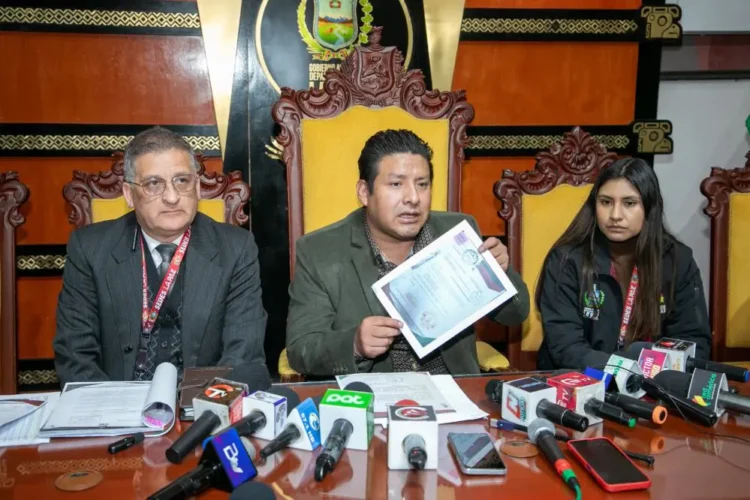 Conferencia de prensa del gobernador Santos Quispe y su equipo de trabajo. FOTO: GADLP