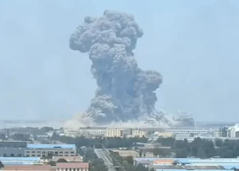 La explosión dejó una densa columna de humo gris/ RRSS