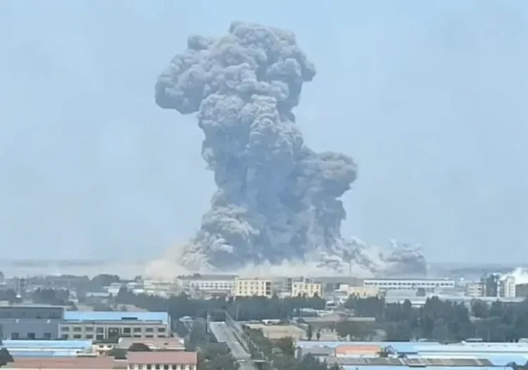 La explosión dejó una densa columna de humo gris/ RRSS